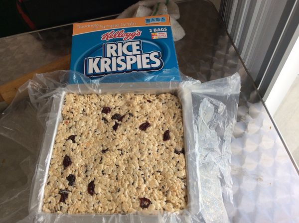 取一適當的容器，抹上油或舖油紙，正好那包Cereal用完，就把包裝袋剪開舖上，然後把上項作法均勻的倒入並壓緊壓實，冷卻後即可切片。