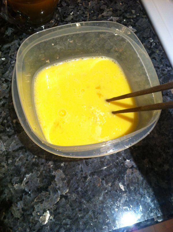 3顆蛋打入攪拌碗中, 加入0.5杯(量米杯)的零脂肪牛奶,看個人喜好可在此步驟加入少許砂糖