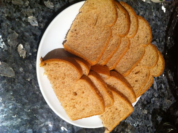 5片全麥吐司切為一半, 我是不切邊的, 因為總是要為家人節儉些, 香酥的吐司邊也很好吃呢!!