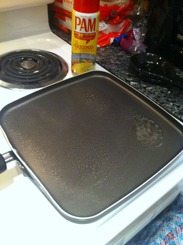 平底不沾鍋用廚房紙巾(刷子,或像我家是用spray)輕輕刷上植物油, 用小火熱鍋