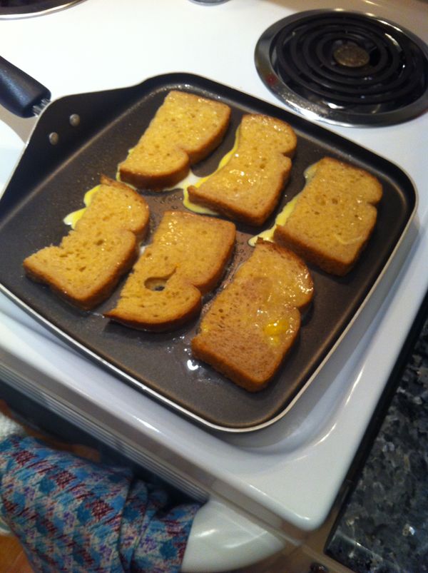 全程維持小火慢煎, 大約2-3分鐘可以翻一次面, 不要用鍋鏟壓吐司表面, 動作盡量輕柔, 吐司才會鬆軟喔