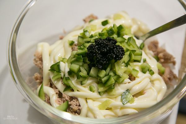 將鮪魚罐頭內汁液去除，小黃瓜切碎丁、洋蔥、水煮蛋切碎。