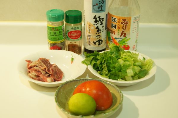 準備食材:將番茄，生菜洗淨切適合的大小，牛肉切片