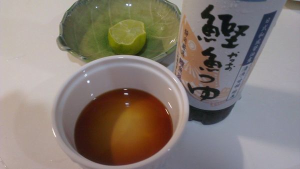 取兩大匙的淬釀醬油露-靜岡鰹魚放入容器裡