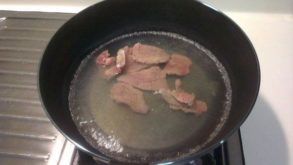 準備少許水煮沸騰，加入牛肉燙熟(約一分鐘)