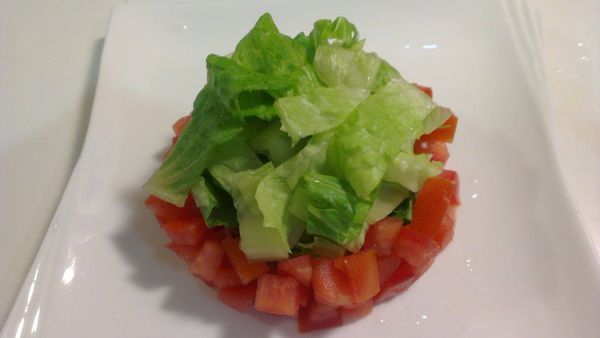 擺入生菜及番茄丁