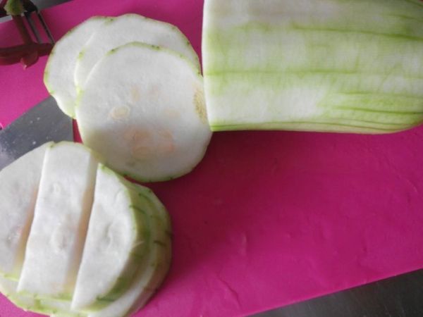 將絲瓜切成個人口感喜好大小。