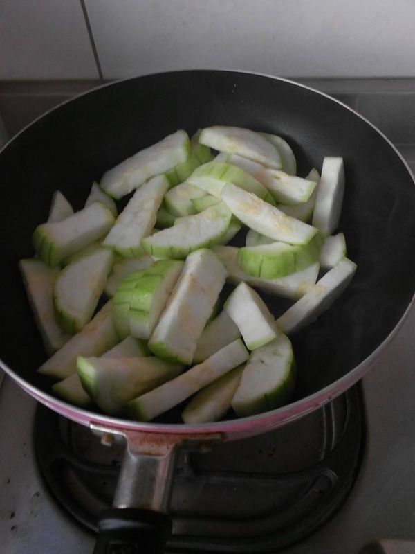 在鍋子中放一小匙油微加熱後，放進切好的絲瓜，在鍋中拌炒。