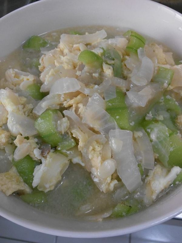 最後呈盤!就是一道好吃的洋蔥滑蛋絲瓜囉!