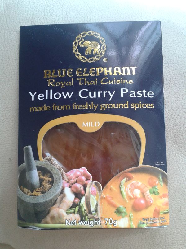 就算是泰國本地人，大都會用現成的咖哩醬，因方便快捷又美味，很多不同牌子也很好，而藍象牌就最有名喇！
