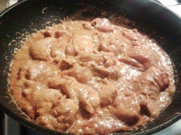 下雞肉，咖哩醬會沾在雞肉上， 再下餘下的椰漿及150ml 水， 不停拌勻。