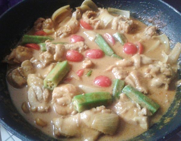 用中火煮沸醬汁，然後下洋蔥，茄子，菇，煮沸後轉小火煮10分鐘