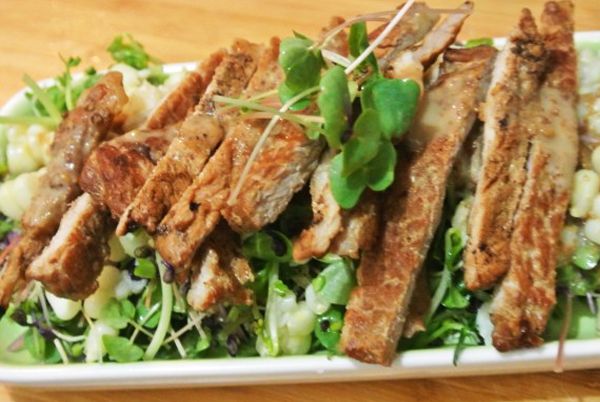 烤好的豬肉片鋪在生菜上就完成囉！