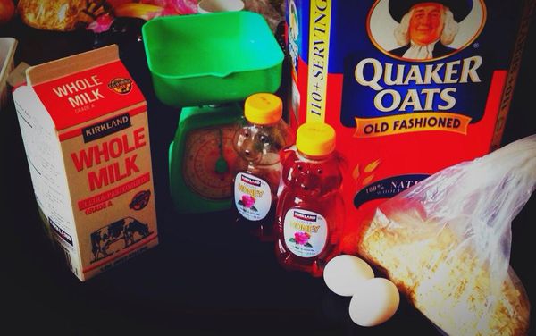 燕麥片、鮮奶、雞蛋、蜂蜜、沙拉油混在一起用果汁機打勻，冰鎮30分鐘