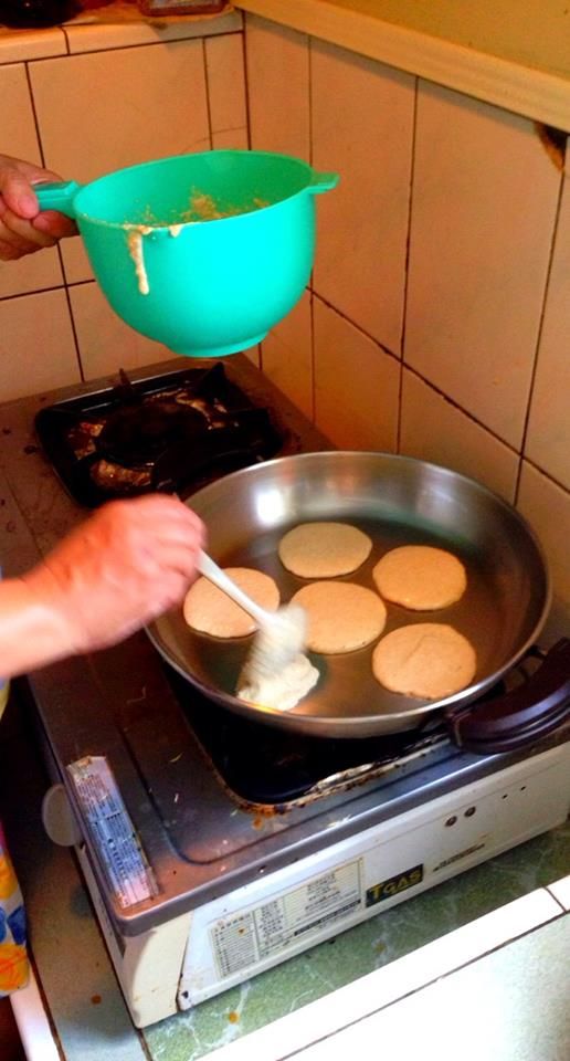 平底鍋預熱開小火，用湯匙舀到平底鍋成圓，起泡後翻面停留約5秒鐘就可以起鍋