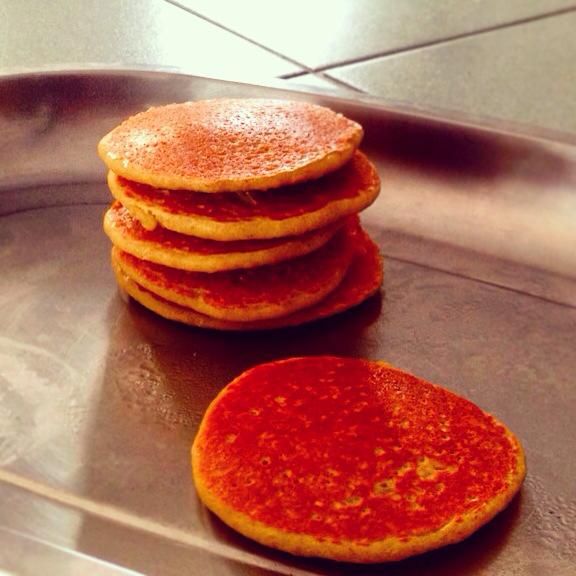 將紅豆餡或喜愛吃的食材(果醬、冰淇淋)包在兩片中間即可。