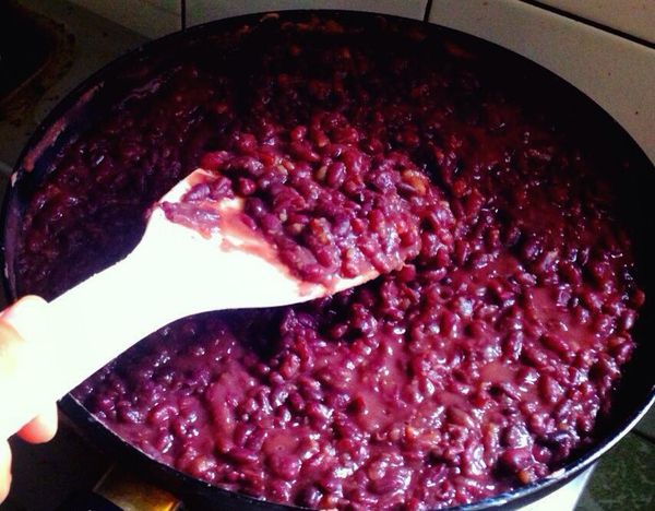 紅豆用快過(或電鍋)煮爛，瀝乾水放入炒鍋加糖拌炒至收乾水分就是紅豆餡，甜度按自己喜好加糖。