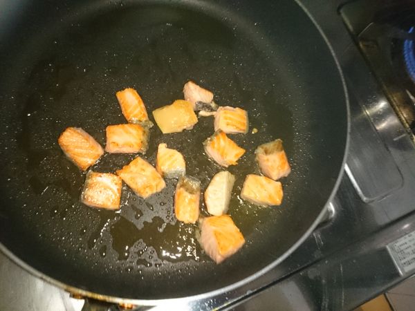 鮭魚切小塊段，入鍋煎至金黃微焦，先夾起放至一旁，