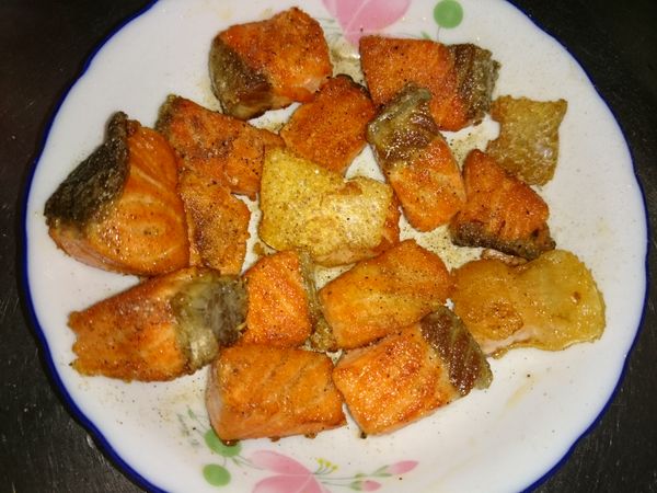 在鮭魚塊上灑一些細黑胡椒鹽，