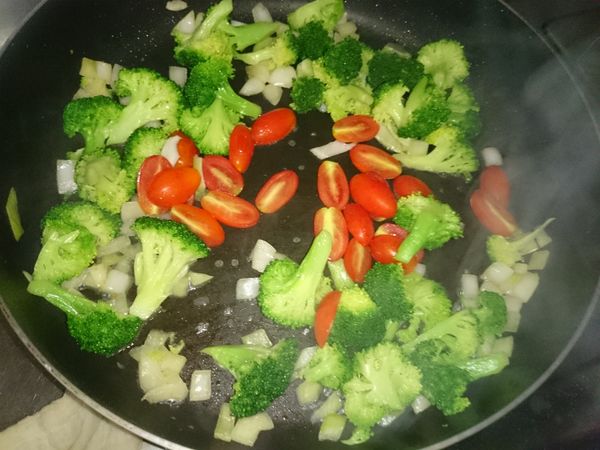 利用步驟1剩餘的油，放入洋蔥末~綠花椰拌炒(可加一點水悶一下)，加少許鹽調味，放入小蕃茄再拌一拌，起鍋裝盤，再將煎好的鮭魚塊擺上，就完成囉~