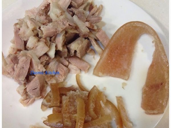 舞菇（不需清洗）切碎；青葱切末；五花肉切小丁，皮下油脂去除再切小條狀；蛋打散拌勻