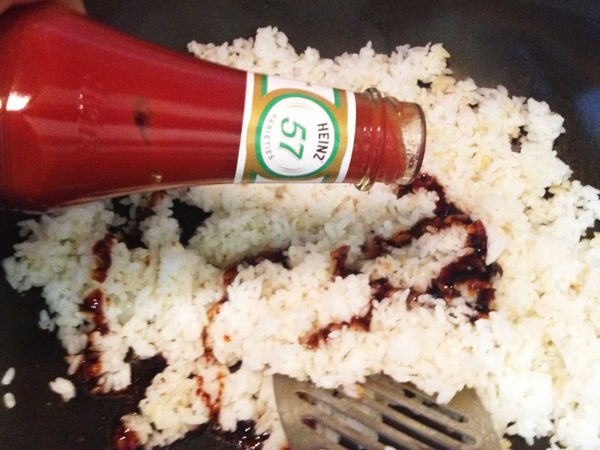 飯炒鬆後，加入油膏跟番茄醬，拌炒均勻