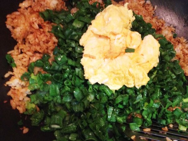 放入蔥花跟半熟蛋