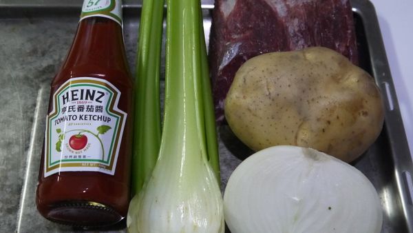 準備好牛肉、馬鈴薯、高麗菜、西洋芹、亨氏番茄醬。