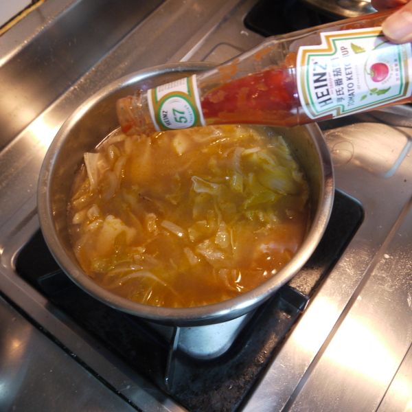 洋蔥先炒軟，加入準備好的高湯馬鈴薯先下鍋煮軟化，高麗菜再加入鍋內，煮到熟透放入西洋芹跟番茄醬，鹽巴調味，最後把牛肉片放入。