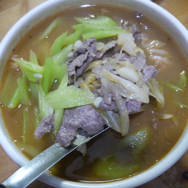 當牛肉變色就可以起鍋，完成不需要新鮮番茄，直接使用亨式番茄醬就會很美味的番茄牛肉羅宋湯。