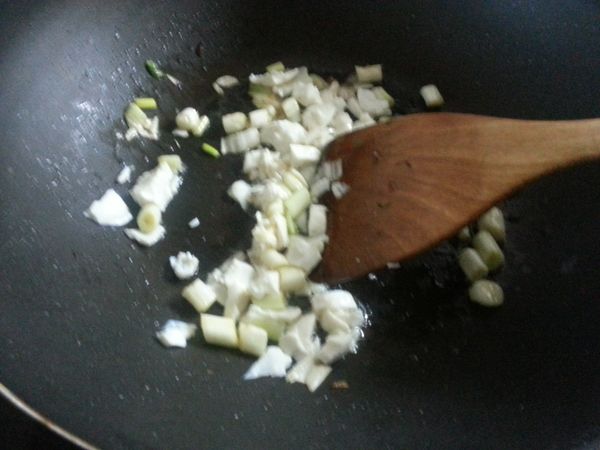 蔥洗淨切小段，先炒香蔥白。