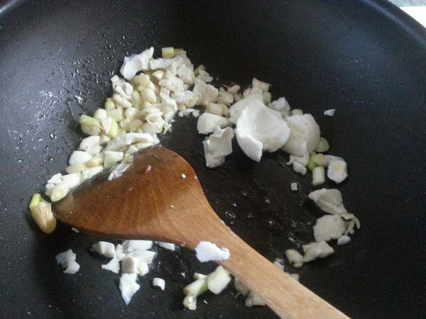 加入鹹蛋切碎拌炒。