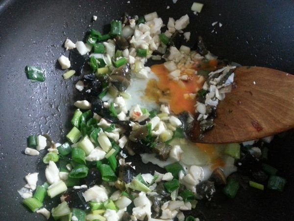 加入切碎皮蛋並打一顆蛋花，全數混合後，最後將蔥綠也加入拌炒之機蛋熟 即可。
不須加調味料  鹹蛋已經有鹹度了