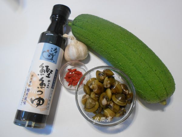 準備材料：蛤蜊先泡鹽水吐沙