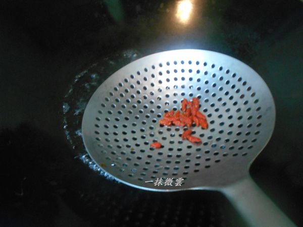 鍋裡放2碗水燒滾，枸杞過水即可(枸杞容易煮爛變色)，如果是胡蘿蔔丁可多煮一會