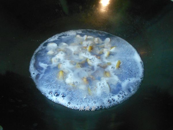 放入蛤蜊煮到全部張開後撈出