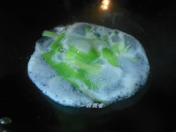 煮蛤蜊的湯煮滾，將絲瓜綠皮過水汆燙一下，燙熟就好了，保留清脆的口感