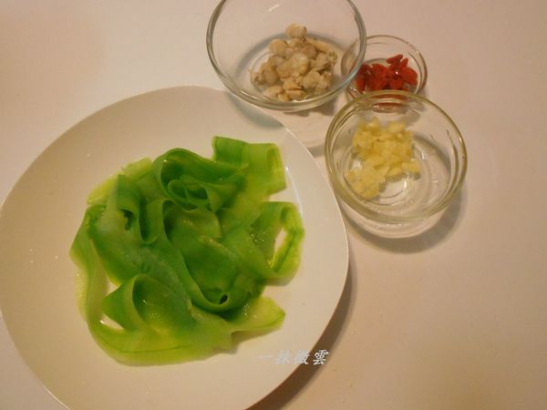 蒜切碎，將蛤蜊肉取出