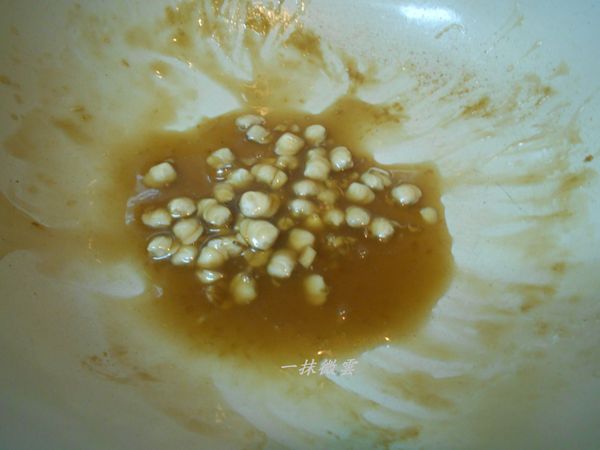 鍋熱放1小匙油炒香蒜末、倒入[醬汁]以中小火煮至濃稠，放入蛤蜊肉稍微拌炒