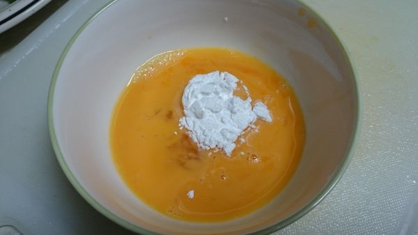 全蛋加一匙太白粉、鹽，攪勻。