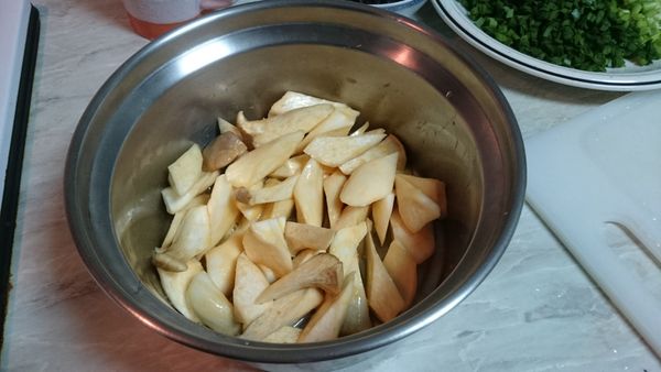 杏鮑菇沖水洗淨，勿泡水，滾刀切後，將蛋液倒入。