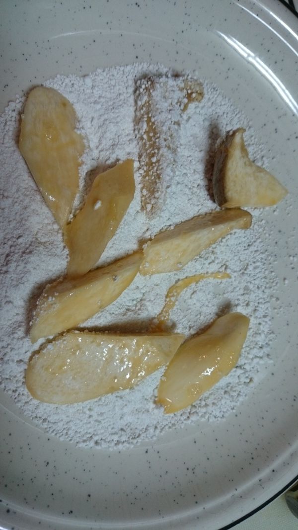 杏鮑菇取出沾地瓜粉，全部都要沾到。