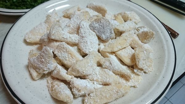 全部沾完放旁邊等地瓜粉回潮，再下去油炸。炸到金黃取出。