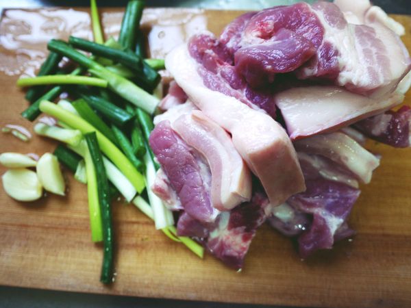 備好材料，肉片可以請肉販幫你切好片~蔥切段.蒜拍碎