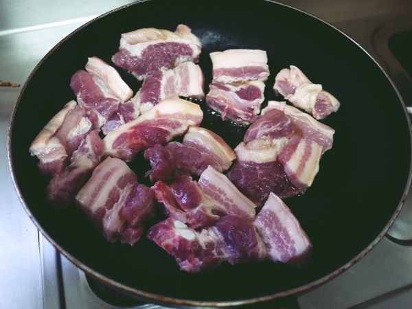 起鍋下少許的香油(一點點就好)放入肉將油逼出後，煎至金黃即可(逼出多餘的油可以倒到碗中另炒菜^^)