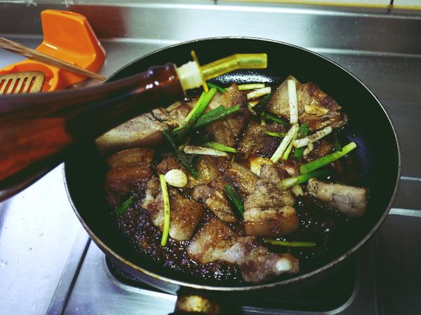 接著下[配料]後略炒一下(開大火)，馬上下[調味]再用米酒嗆出鍋氣