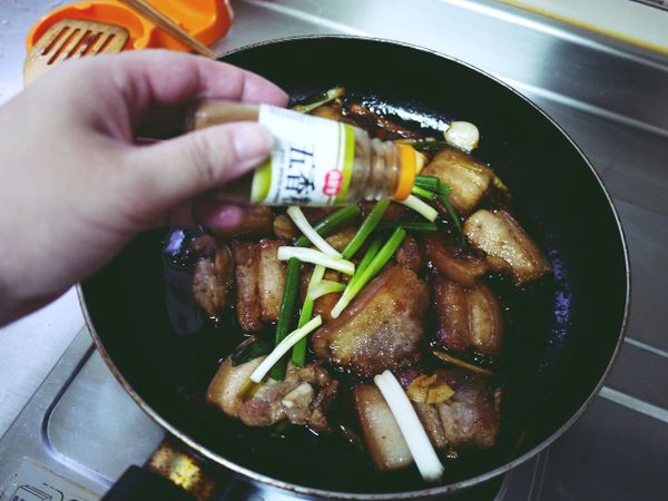 最後撒上少許的五香粉加少許的水(蓋過肉就可以，不要多)開中火，燒到醬收汁就可以了