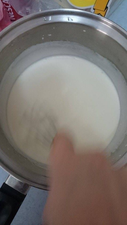 把量好的鲜奶油放进锅或碗里打发。