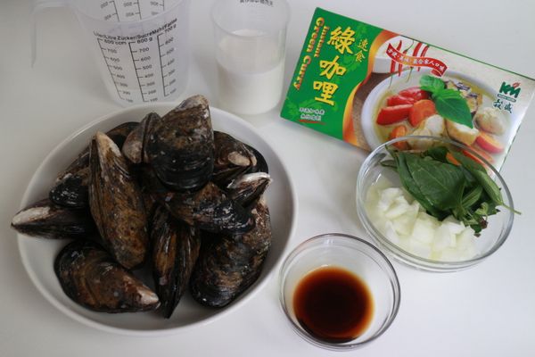 食材大集合。洋蔥切細丁，九層塔洗淨備用。