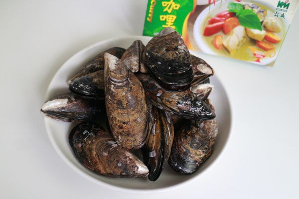 食物永遠是新鮮的最棒！這次採買的是馬祖淡菜，以海水飼養，顆顆大個頭，肉質具彈性又甜美。以剪刀剪去殼上的鬍鬚，再以刷子將殼給刷乾淨備用。